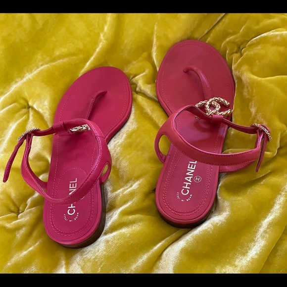 Beautiful Chanel red thong flat sandals with Gold CC logo size 35.5 1/2! - Picture 2 of 8